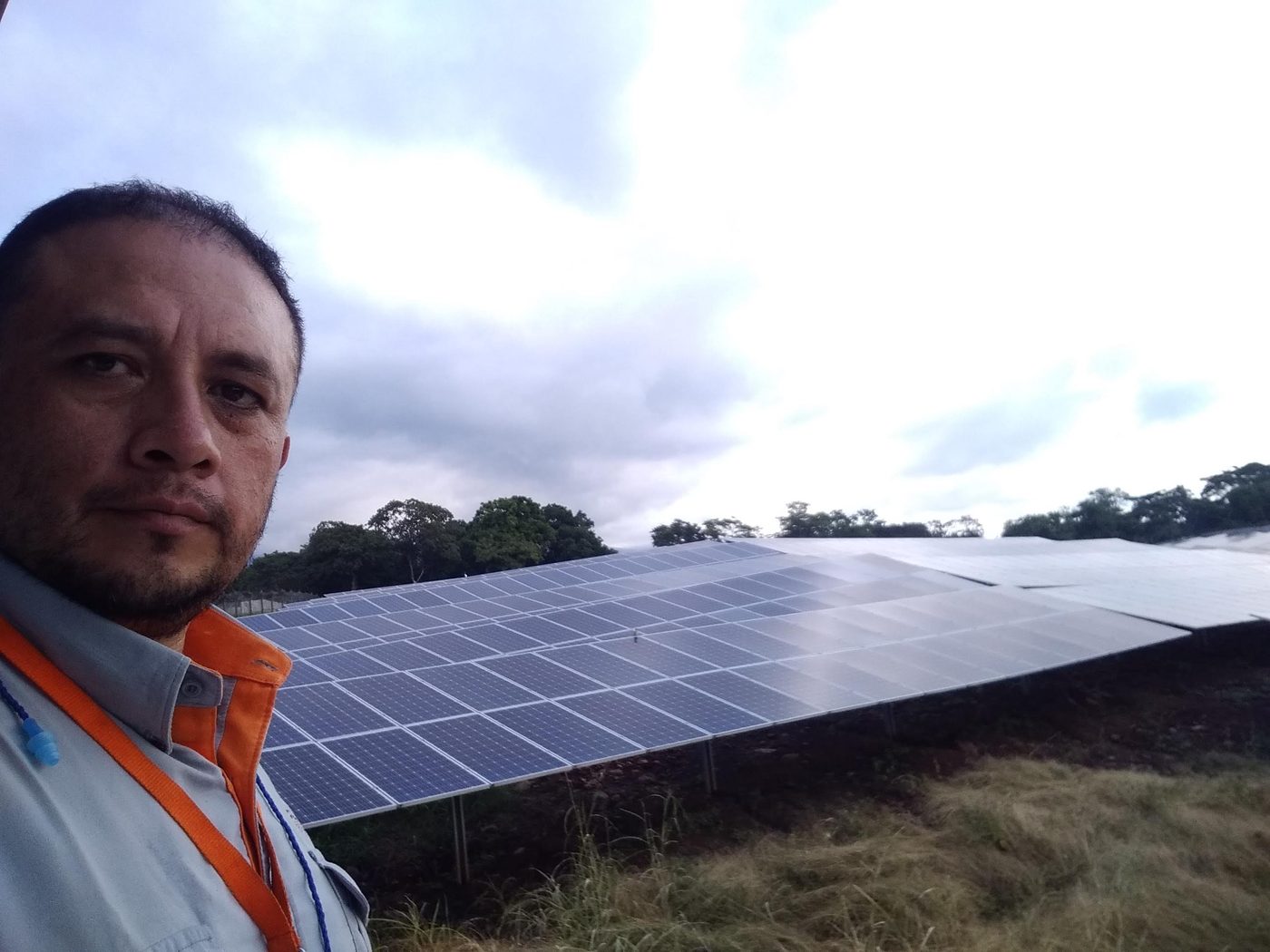 Francisco Maldonado en campo de paneles solares