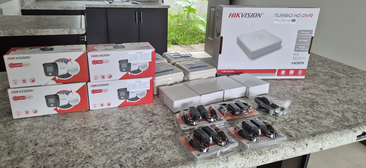 Equipo Hikvision: DVR, cámaras y conectores listos para instalar