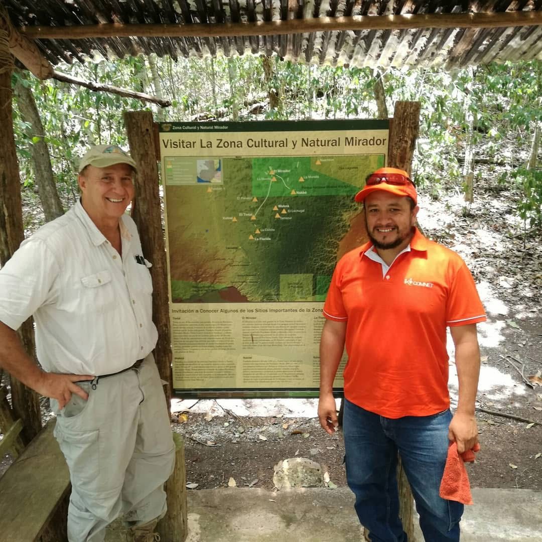 Francisco Maldonado y el Dr. Richard Hansen en el letrero de la Zona Cultural y Natural Mirador