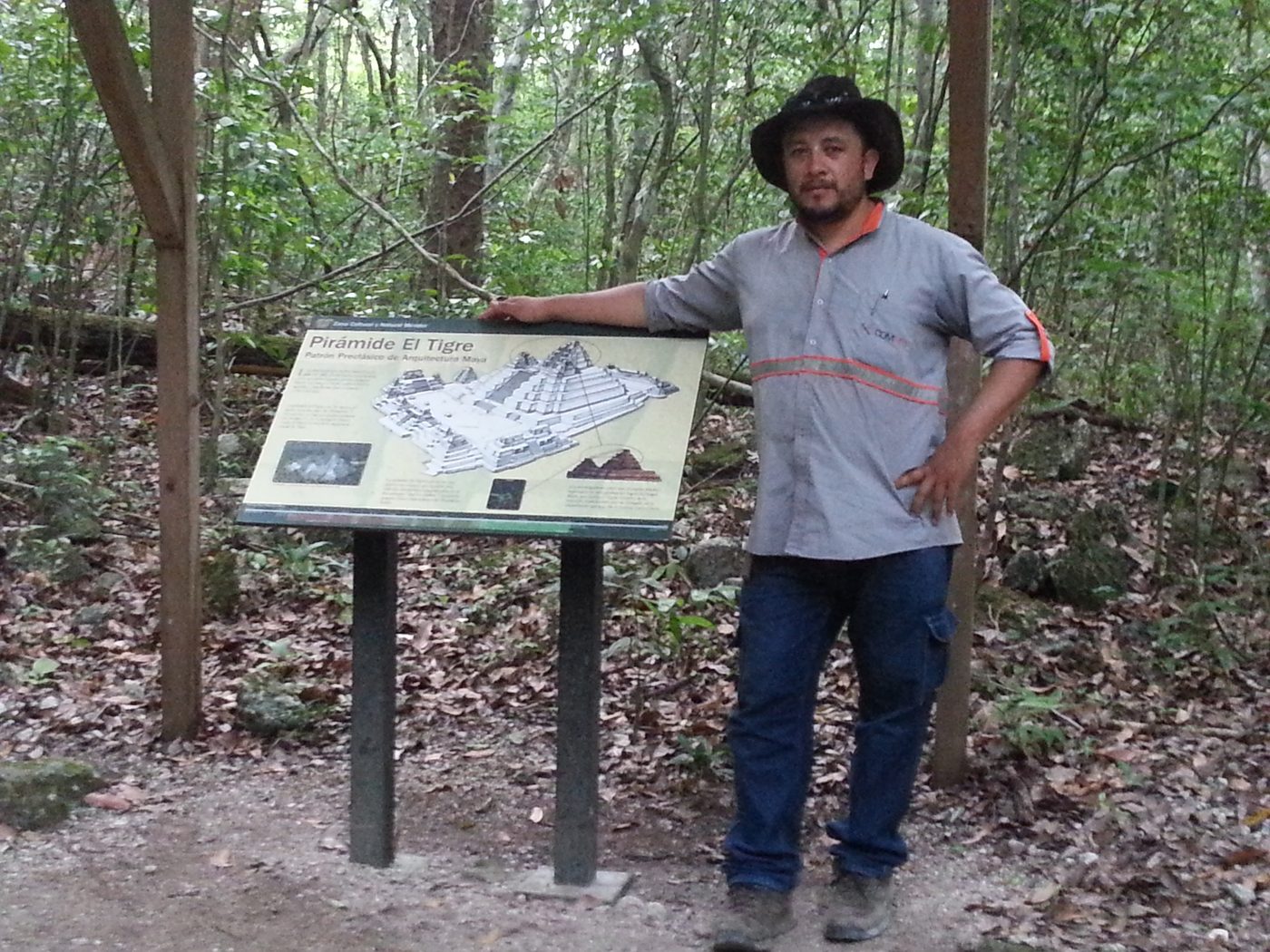Francisco Maldonado en la Pirámide El Tigre, Proyecto Arqueológico El Mirador