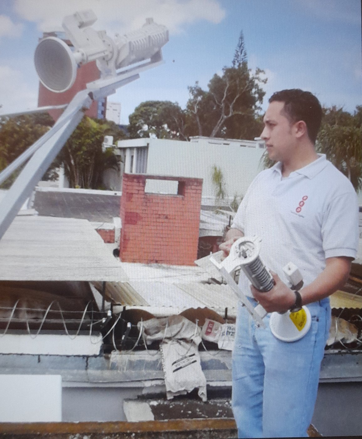 Francisco Maldonado instalando antena en azotea, época Red Technologies