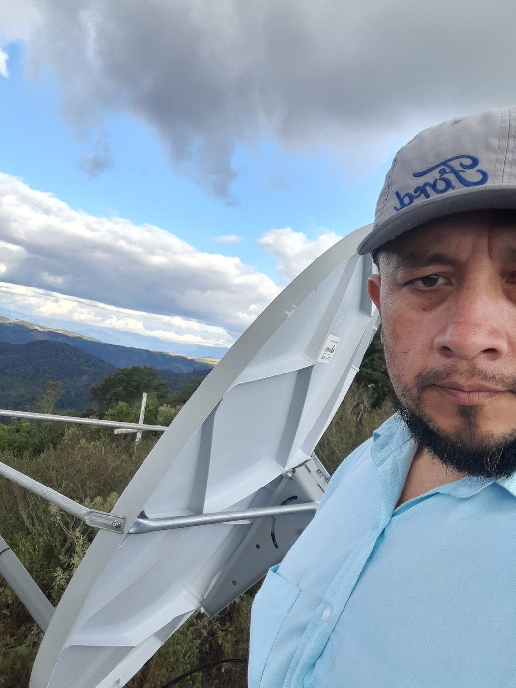 Francisco Maldonado en sitio con antena VSAT