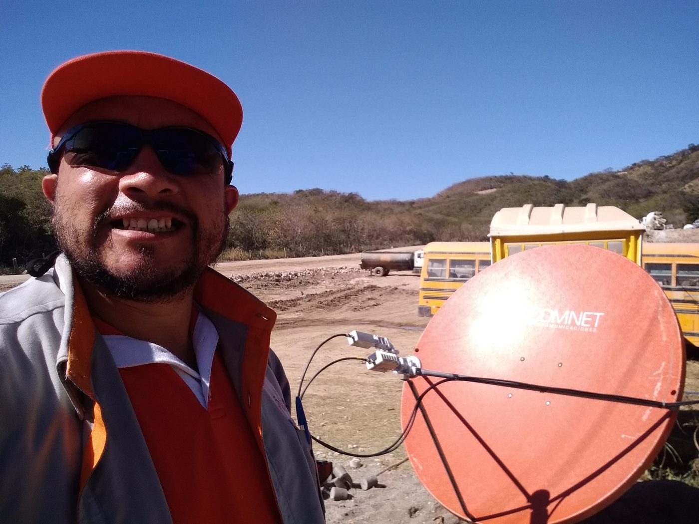 Técnico con antena VSAT en zona rural de Guatemala