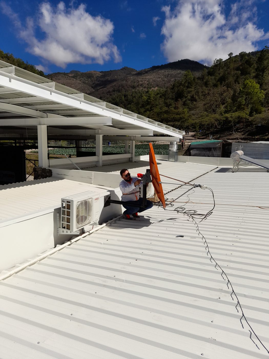 Instalación de antena VSAT en techo, zona montañosa de Guatemala