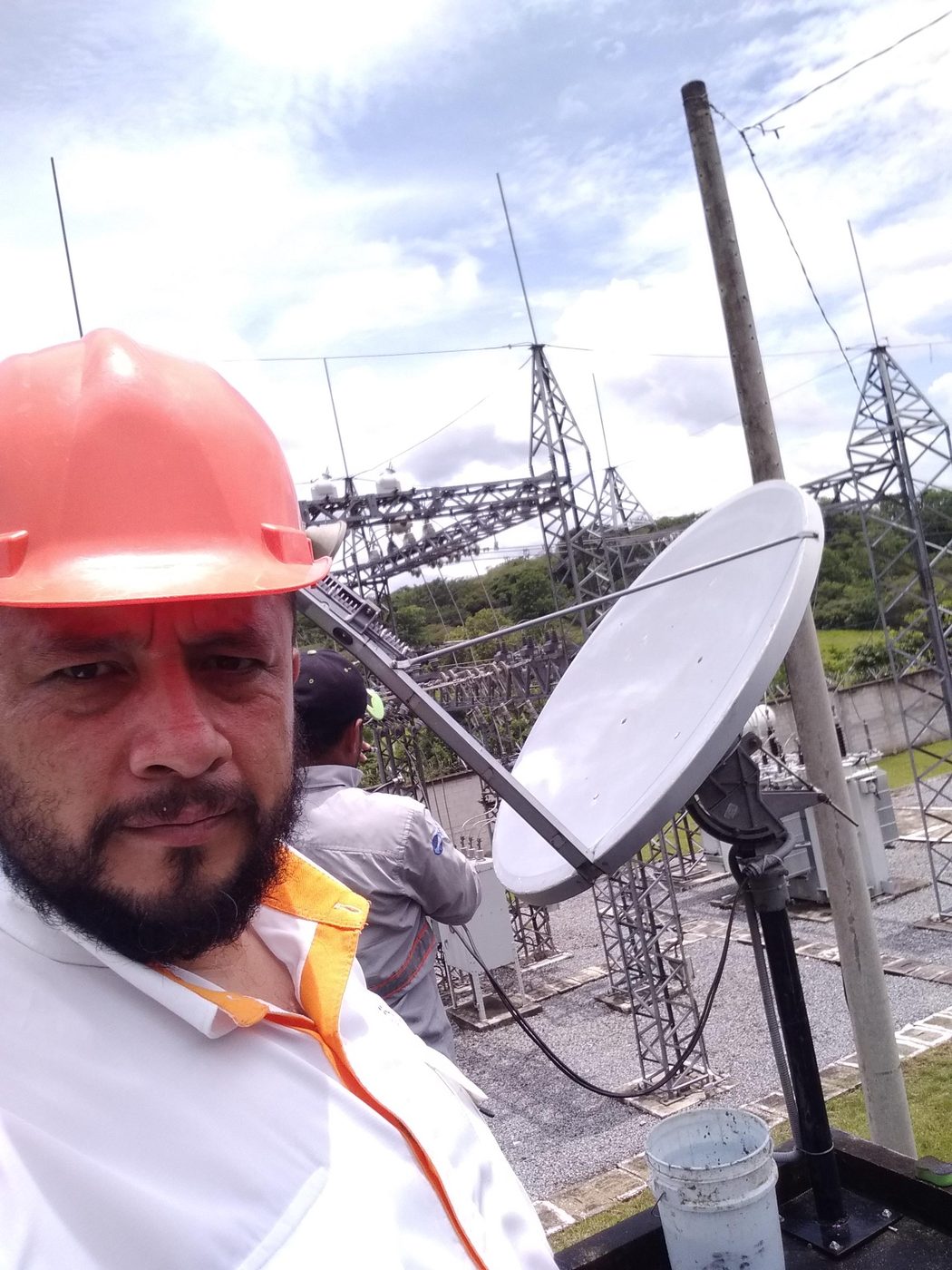 Instalación de antena VSAT en subestación eléctrica